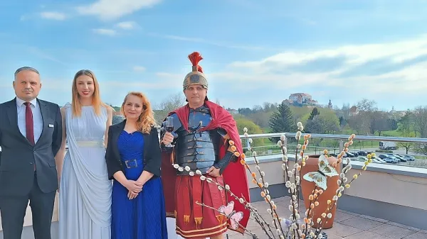 Izvršna direktorica Term Ptuj Milena Mojzeš (druga z desne) s 
sodelavci na terasi Grand Hotela Primus: “Takšnega razgleda nima 
nihče drug.”
