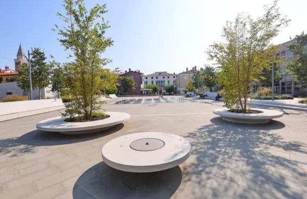 Mestna občina Koper je že leta 2022 po zaključku gradnje 
podzemne parkirne hiše na območju med Mladinsko ulico in 
Muzejskim trgom uredila nov Muzejski park. V maju nadaljujejo z 
ureditvijo.