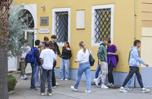 Šolarji in dijaki so po prvomajskih počitnicah znova sedli v šolske 
v  klopi, maturante jutri čaka prvi maturitetni preizkus.