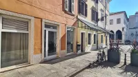 V tem lokalu na Kidričevi ulici 4 bo zaživela prva pop-up trgovina 
v Kopru. 