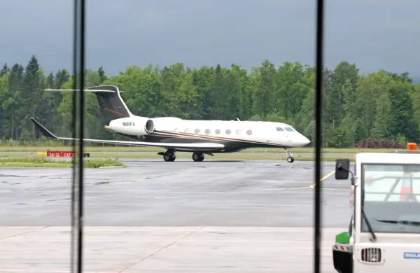 Letalo, s katerim se je iz Los Angelesa včeraj v domovino vrnil Luka Dončić.