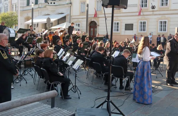 Župan Idrije in tubist Tomaž Vencelj je v imenu članov orkestra povedal, da je ponosen, ker je član 360-letne rudarske godbe.