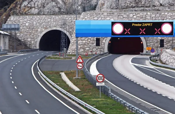 Zmedeni Ljubljančan je namesto v desno cev predora Kastelec 
proti Kozini zapeljal v levo cev in kmalu ugotovil, da je  naredil  
napako. 