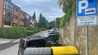V Hrvatinovi ulici je omogočeno parkiranje ob cesti. V županovem 
kabinetu so to pojasnili s tem, ker so vhodi v stanovanjske dele 
samo na eni strani ulice in parkiranje ob zgornji strani cestišča  
nikomur ne onemogoča dostopa do doma.  
