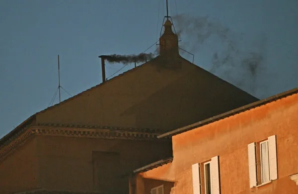 Papeža &scaron;e niso izvolili: iz Sikstinske kapele se je pokadil črn dim