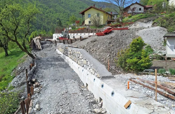 Na območju plazenja nadzorujejo premike terena in morebitne 
poškodbe na hišah.