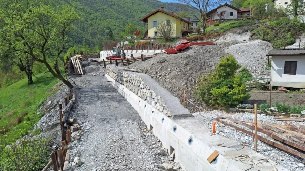 Na območju plazenja nadzorujejo premike terena in morebitne 
poškodbe na hišah.