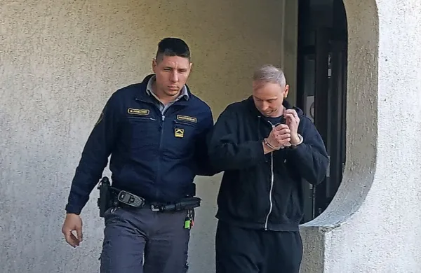 Boštjan Tomažič (desno)  se je  včeraj  lastnikoma požganih  vozil  na 
sodišču  opravičil  in  dodal, da  se    dogajanja  tistega  dne ne spomni.  
Hkrati  pa je  zatrdil,  da   tega,  kar naj  bi  storil,  ni  načrtoval.  

