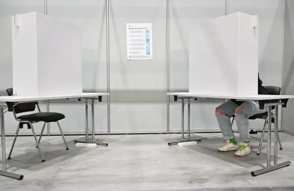 Danes je zadnji dan za prijave na referendumsko glasovanje na 
volišču omnia in na domu. Sicer pa še danes in jutri na 97 voliščih 
vsak dan med 7. in 19. uro poteka predčasno glasovanje. 