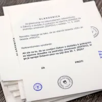 Referendumsko vprašanje se tokrat nanaša na Zakon o dodatku k 
pokojnini za izjemne dosežke na področju umetnosti.