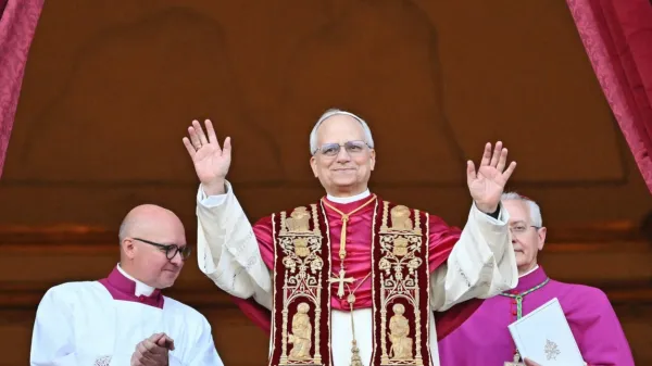 Kardinalski zbor je za novega papeža izbral  kardinala s posvetnim 
imenom Robert Francis Prevost, ki si je nadel papeško ime Leon 
XIV.
