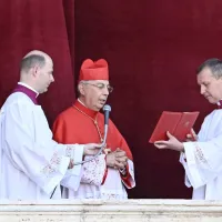  “Habemus papa” je množici  na Trgu sv. Petra povedal kardinal 
protodiakon Dominique Mamberti.