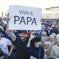 Razglasitev novega papeža je spremljala večtisočglava množica.