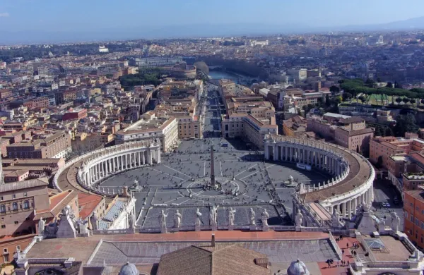  Izvolitev novega papeža je v Vatikanu in po svetu, tudi v Sloveniji, 
pospremilo zvonjenje zvonov.