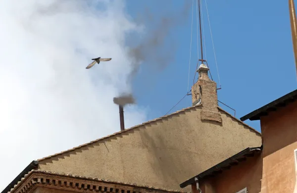 V Vatikanu se je tudi danes dopoldne iz dimnika Sikstinske kapele 
pokadil črn dim. 