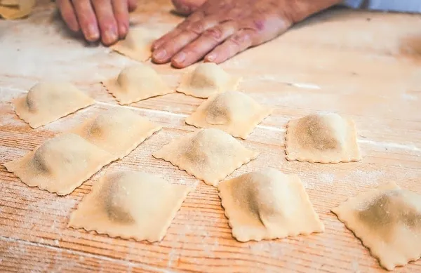 Hrana, ki bi jo  lahko uporabili za posredovanje skritih sporočil, kot 
so denimo ravioli, ne sme biti prisotna na jedilniku kardinalov 
volilcev. 