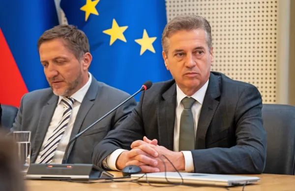 Predsednik vlade Robert Golob (desno) in minister za finance 
Klemen Boštjančič