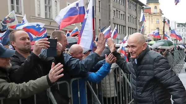 Janez Janša v slogu športnega zvezdnika med svojimi podporniki 
pred sodiščem v Celju. 