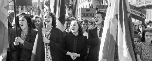 Veselje ob osvoboditvi in pregonu nacistov je bilo vseprisotno in 
nalezljivo. Po dolgi vojni je končno nastopil žarek optimizma.