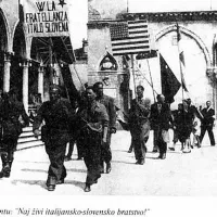 “Naj živi italijansko-slovensko bratstvo!” Utrinek z osvobodilne 
parade na danšnjem Titovem trgu v Kopru.
