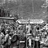 Prek Slovenije se je proti Avstriji z vsega Balkana umikalo približno 
400.000 nemških vojakov in pripadnikov kvizlinških enot.