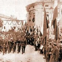 V Ajdovščini je zasedala novoimenovana slovenska vlada, Ljubljana takrat še ni bila osvobojena, seja v Trstu pa bi takrat lahko 
pomenila provokacijo. 