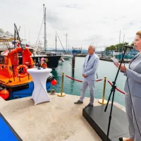 Ministrica za infrastrukturo Alenka Bratušek je dejala, da je bila 
ustanovitev Javnega podjetja za izvajanje pomorske pilotaže 
dobra tako za državo kot zaposlene. Levo je Radko Malačič. 