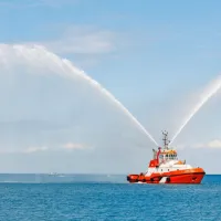 Kuliso ob peti obletnici delovanja je popestril tudi vlačilec z 
vodnim topom. 