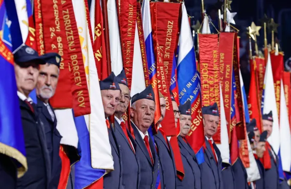  Državne proslave ob 80. obletnici konca druge svetovne vojne so 
se udeležili številni praporščaki.
