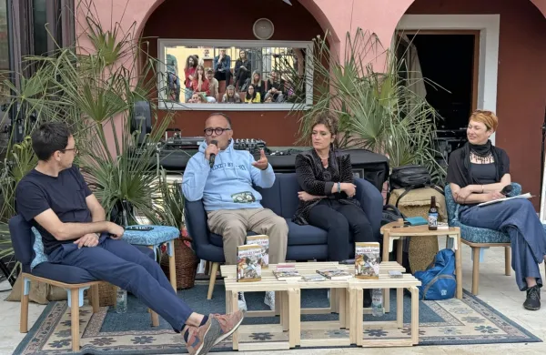 Enrico Frattasio, Erry (drugi z leve) in avtorica knjige Simona 
Frasca (druga z desne) s članoma ekipe festivala Toons & Tunes 