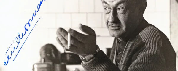 Ciril Kosmač (1910-1980) med pripovedovanjem v svojem portoroškem domu 