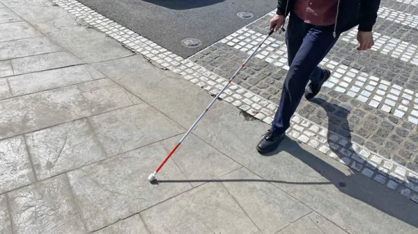 Neslišni električni avtomobili in  skiroji so lahko hitro nevarnost za 
slepe pešce. Še posebej, če med vožnjo voznik gleda v telefon.