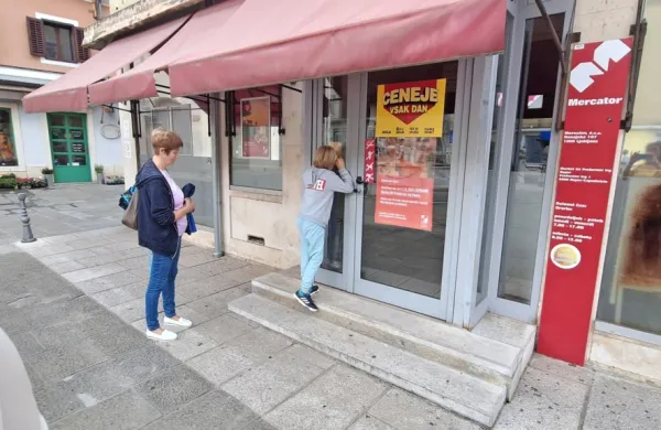 Mercator je v začetku septembra lani zaprl živilsko trgovino na
Mudi (Prešernovem trgu) v Kopru. Isti mesec je zaprl trgovino v
Luciji, že maja pa trgovino v Sečovljah.