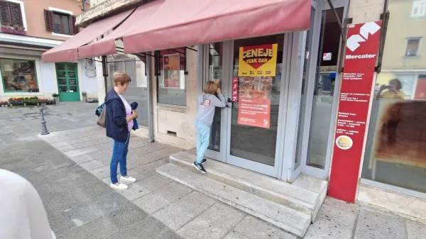 Mercator je v začetku septembra lani zaprl živilsko trgovino na 
Mudi (Prešernovem trgu) v Kopru. Isti mesec je zaprl trgovino v 
Luciji, že maja pa trgovino v Sečovljah. 