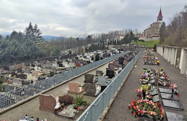 Popališče ob trnovski cerkvi Sv. Petra - kraj spomina na rajne, za 
nekatere pa kraj za tatvine.