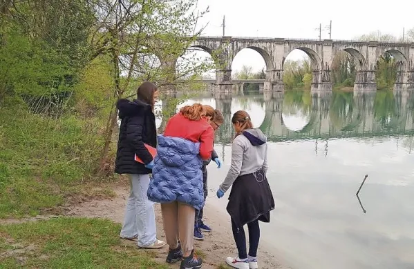 Na obrežju reke Soče so učenci našli 189 predmetov, med 
zbiranjem beležili podatke, nato pa jih statistično obdelali. 