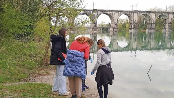 Na obrežju reke Soče so učenci našli 189 predmetov, med 
zbiranjem beležili podatke, nato pa jih statistično obdelali. 
