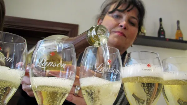 A preden odprete steklenico in proslavite to novico, naj opozorimo, da vpliv alkohola na zdravje srca še vedno ni povsem 
raziskan