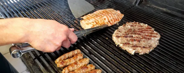 Že spet diši po žaru. Vemo že vse o peki mesa in ostalih dobrot na
žaru?