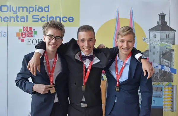 Slovenska zlata ekipa - Tian Kobal je prvi z desne.