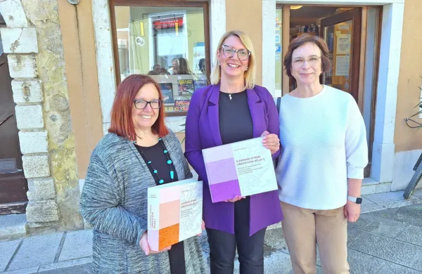 Trije stebri izida drugega dela Slovenskega  istrskega lingvističnega atlasa: (z leve)  Ingrid Celestina iz založbe Libris, avtorica dr. Suzana Todorović 
in Luana Malec, direktorica koprske Osrednje knjižnice Srečka Vilharja. 