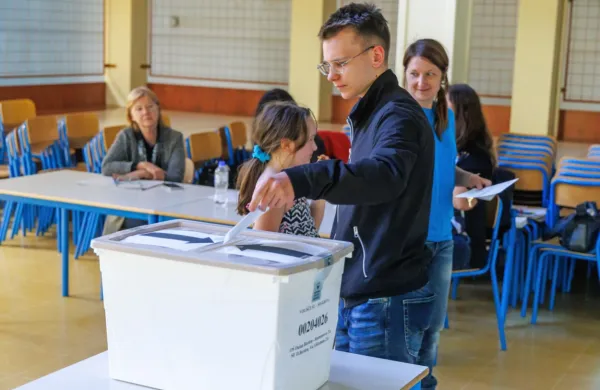 Kljub nizki udeležbi so volilci (fotografija je z volišča na OŠ Dušana 
Bordona v Kopru) zavrnili predlagani zakon o dodatkih k pokojninam umetnikov.