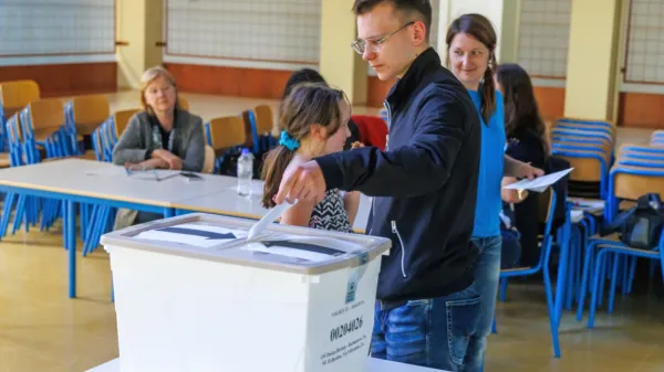 Kljub nizki udeležbi so volilci (fotografija je z volišča na OŠ Dušana 
Bordona v Kopru) zavrnili predlagani zakon o dodatkih k pokojninam umetnikov.