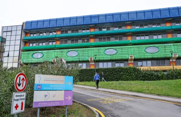  V Splošni bolnišnici Izola so marca mladoletni bolnici operirali 
napačno koleno. 