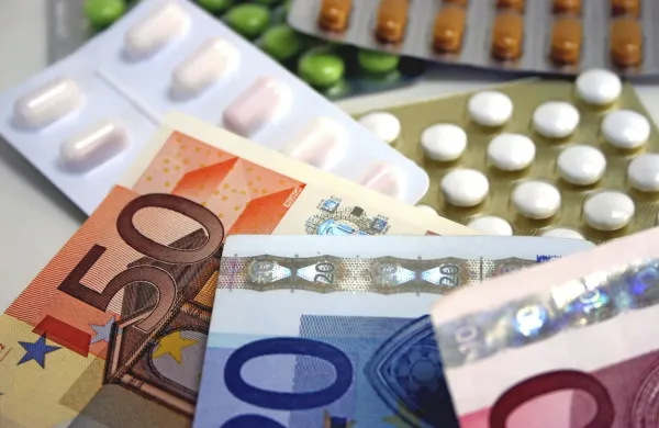 Ko zdravnik predpiše zdravilo, izbira med zdravili, ki so odobrena 
in dostopna na slovenskem trgu.