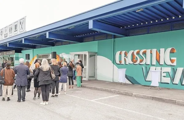 Bar in infotočka z grafiti v raznih odtenkih barv  družbe Sdag in  
EPK