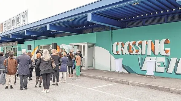 Bar in infotočka z grafiti v raznih odtenkih barv  družbe Sdag in  
EPK