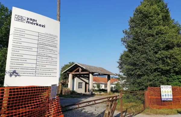 Približno 40 turških delavcev gradbenega podjetja Yapi Merkezi v 
javnem pismu opozarja, da jih delodajalec od 21. marca zadržuje 
v delavskem naselju v Orehku, in da so deležni poskusov 
ustrahovanja.