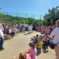 Učenci O&Scaron; Branik bodo čebelarsko znanje odslej pridobivali v učnem čebelnjaku na &scaron;olskem dvori&scaron;ču