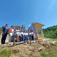 Učenci O&Scaron; Branik bodo čebelarsko znanje odslej pridobivali v učnem čebelnjaku na &scaron;olskem dvori&scaron;ču